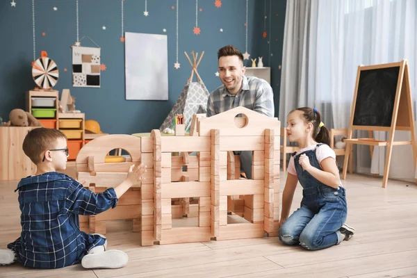 Vater Und Kleine Kinder Spielen Mit Einfamilienhaus Hause — Stockfoto