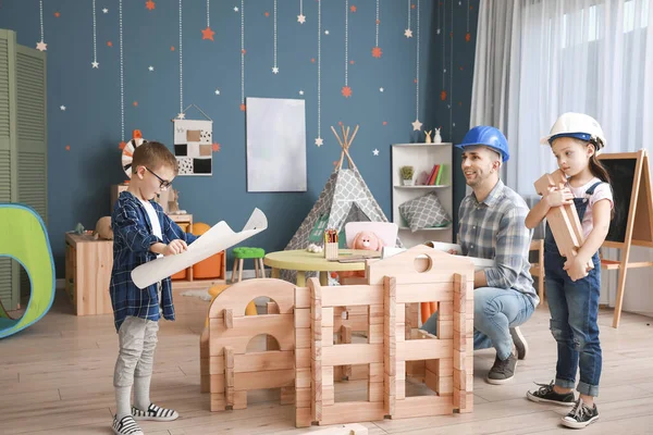 Pai Crianças Vestidas Como Construtores Brincando Com Casa Desmontada Casa — Fotografia de Stock