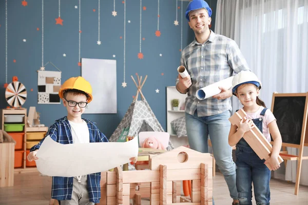 Padre Figli Piccoli Vestiti Costruttori Che Giocano Con Casa Smontata — Foto Stock