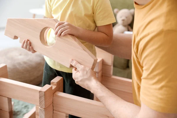 Padre Hija Pequeña Jugando Con Casa Para Llevar Casa — Foto de Stock