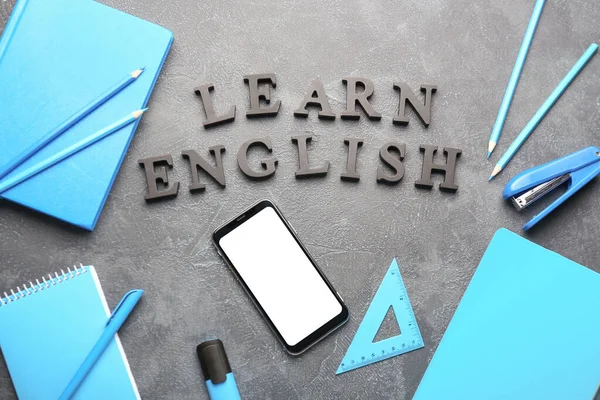 Kırtasiye Metin Ile Kompozisyon Gri Arkaplan Üzerinde Learn English — Stok fotoğraf