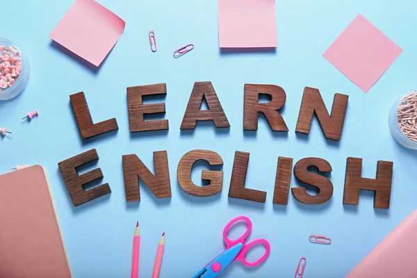 Renk arkaplanı üzerinde kırtasiye ve metin LeARN ENGLISH bileşimi