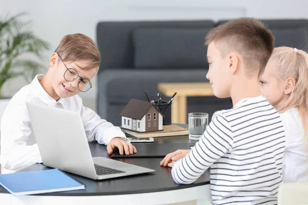 Little Real Estate Agent Working Clients Office — Stock Photo, Image