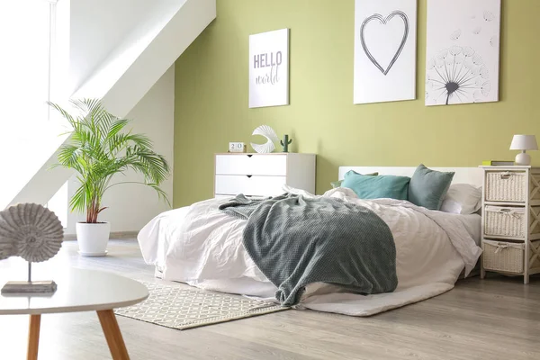 Güzel, modern bir yatak odası.