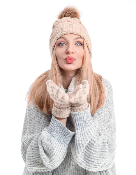 暖かいセーター 手袋で白い背景に若い女性 — ストック写真