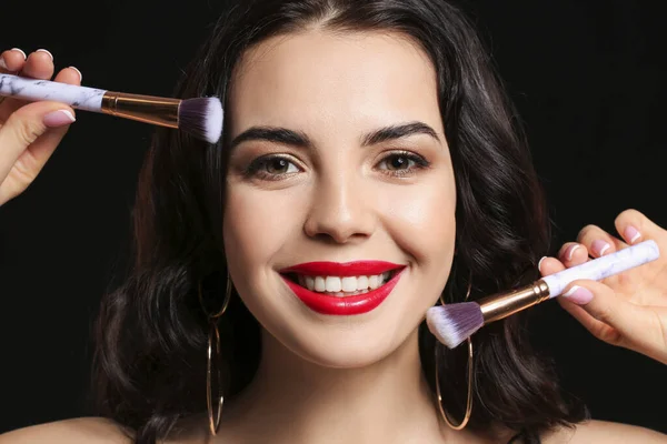 Beautiful Young Woman Makeup Brushes Dark Background — Stock Photo, Image