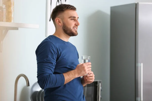 Ung Man Dricksvatten Köket — Stockfoto