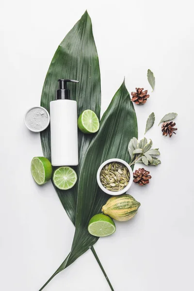 Shampoo Com Extrato Natural Ingredientes Sobre Fundo Branco — Fotografia de Stock