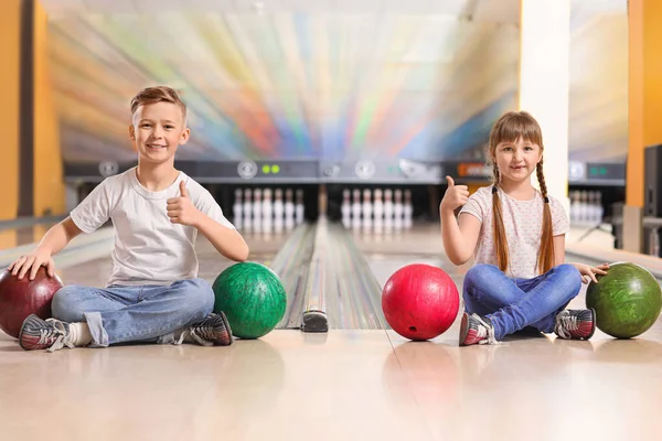 Kisgyerekek Bowling Klubban Játszanak — Stock Fotó