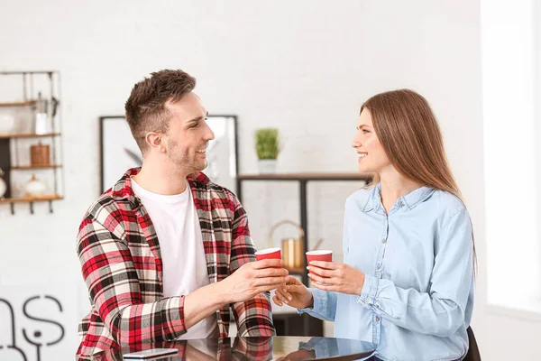 Genç çift kafede kahve içme