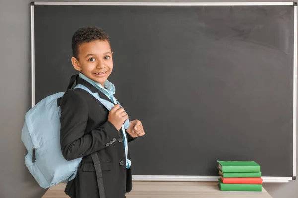 Aranyos Afro Amerikai Iskolás Fiú Közel Táblán Osztályteremben — Stock Fotó