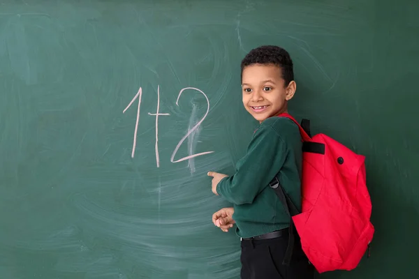 Cute African American Uczennica Pobliżu Tablicy Klasie — Zdjęcie stockowe