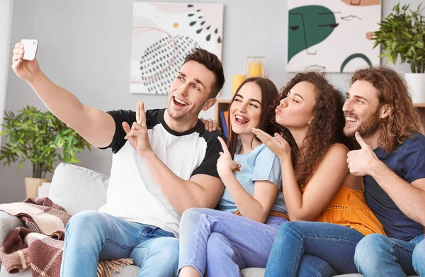 Amici Che Fanno Selfie Casa — Foto Stock