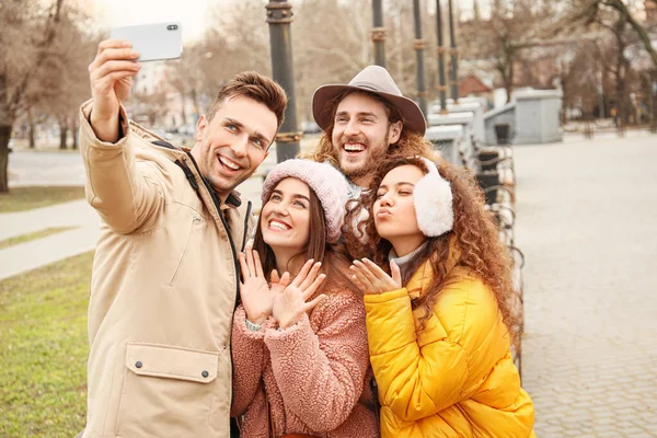 Glückliche Freunde Beim Selfie Freien — Stockfoto