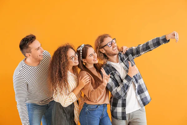 Amigos Tomando Selfie Sobre Fondo Color — Foto de Stock