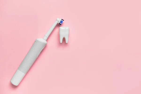 Elektrische Zahnbürste Und Kunststoffzahn Auf Farbigem Hintergrund — Stockfoto