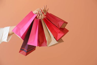 Arkaplanda alışveriş torbaları olan bir kadın.