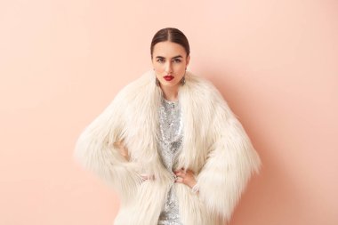 Renkli arka planda güzel genç bir kadın