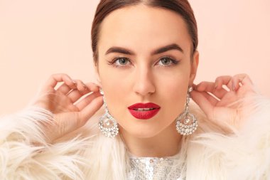 Renkli arka planda güzel genç bir kadın