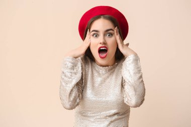 Açık renkli sürpriz genç kadın