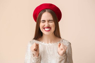 Açık renkli duygusal genç kadın