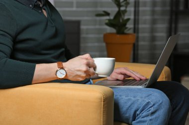 Akşamları evde çalışan yakışıklı iş adamı.