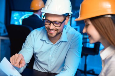 Geceleri ofiste çalışan mühendisler.