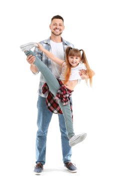 Babası ve küçük kızı beyaz arka planda dans ediyorlar.