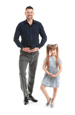 Babası ve küçük kızı beyaz arka planda dans ediyorlar.