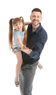 Babası ve küçük kızı beyaz arka planda dans ediyorlar.