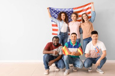 Işık duvarının yanındaki dil okulunun genç öğrencileri