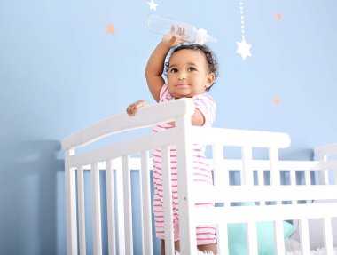 Beşikteki sevimli Afro-Amerikan bebek