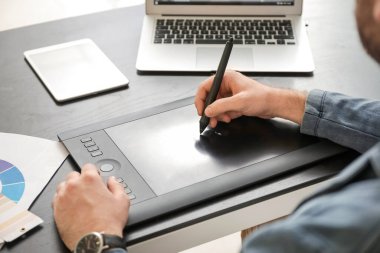 Erkek o tasarımcı ofis, çekim çalışma