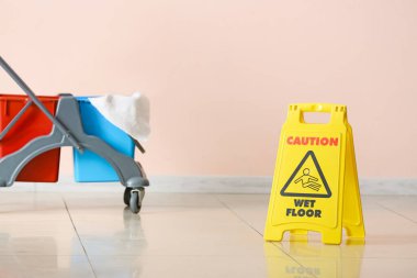 Kapıcının tramvayı kapalı yerde.