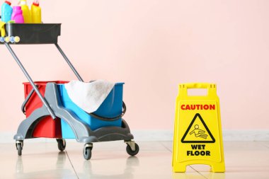 Kapıcının tramvayı kapalı yerde.