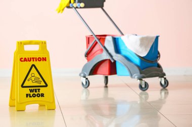 Kapıcının tramvayı kapalı yerde.