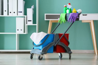 Ofiste temizlik malzemeleri var.