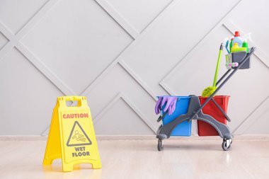 İçerideki temizlik malzemelerini gösteren uyarı işareti.