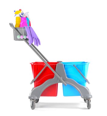 Beyaz arkaplanda temizlik malzemeleri seti