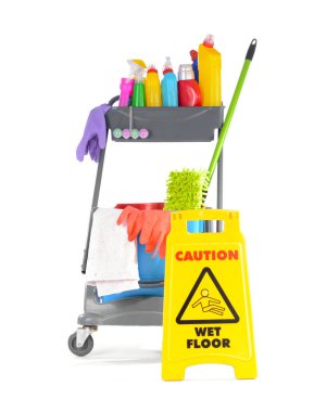 Beyaz arka planda uyarı işareti olan temizlik malzemeleri.