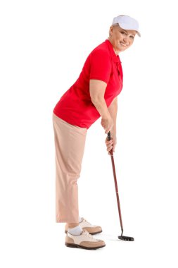 Beyaz arka planda olgun bayan golfçü