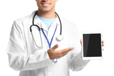 Beyaz arka planda tablet bilgisayarı olan genç bir erkek doktor.