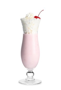 Beyaz arka planda bir bardak lezzetli milkshake.