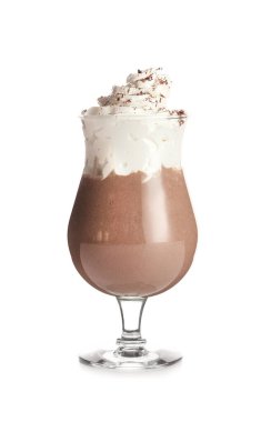 Beyaz arka planda bir bardak lezzetli milkshake.