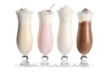 Beyaz zemin üzerine lezzetli milkshakes bardak