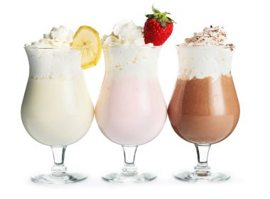 Beyaz zemin üzerine lezzetli milkshakes bardak