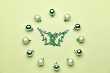 Renk arkaplanındaki Noel dekorundan yapılmış yaratıcı saat