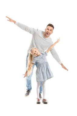 Adam ve küçük kızı beyaz arka planda dans ediyorlar.