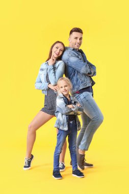 Renkli arka planda mutlu aile