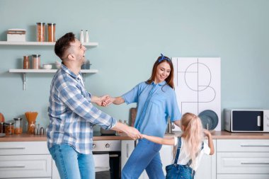 Mutfakta mutlu aile dansı